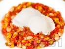 Рецепта Забулени яйца по мексикански с боб, царевица и доматен сос